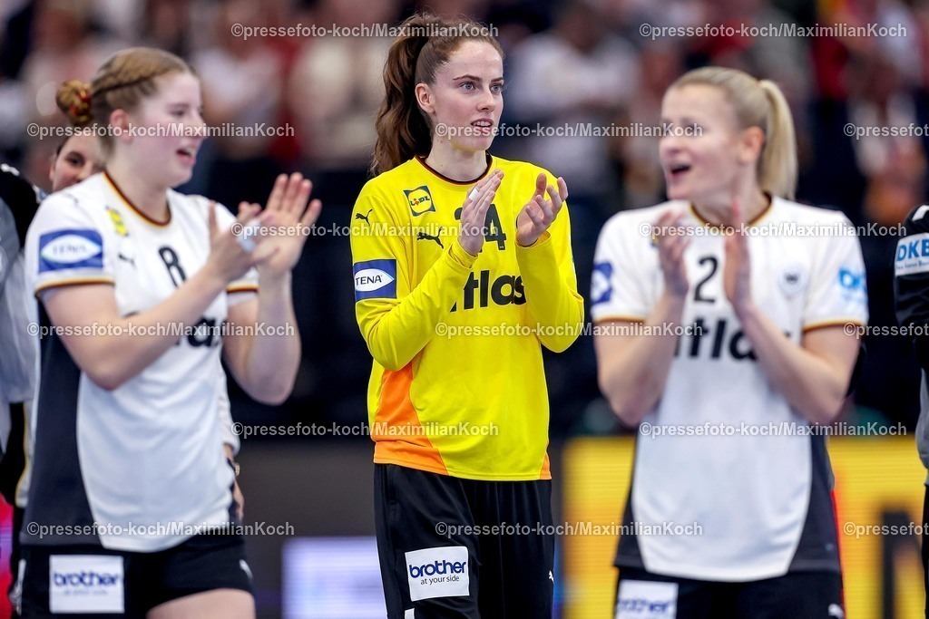 IHF04122502176 | 04.12.2025, Handball WM Frauen, Hauptrunde, Deutschland - Montenegro, 27th IHF Women's Handball World Championship, Westfalenhalle Dortmund: Jubel nach dem Einzug ins Viertelfinale. Die deutsche Nationalmannschaft feiert mit viel Freude den Sieg gegen Montenegro. Nina Engel (GER #08) Sarah Wachter (GER #24) Antje Doll (GER #29) 