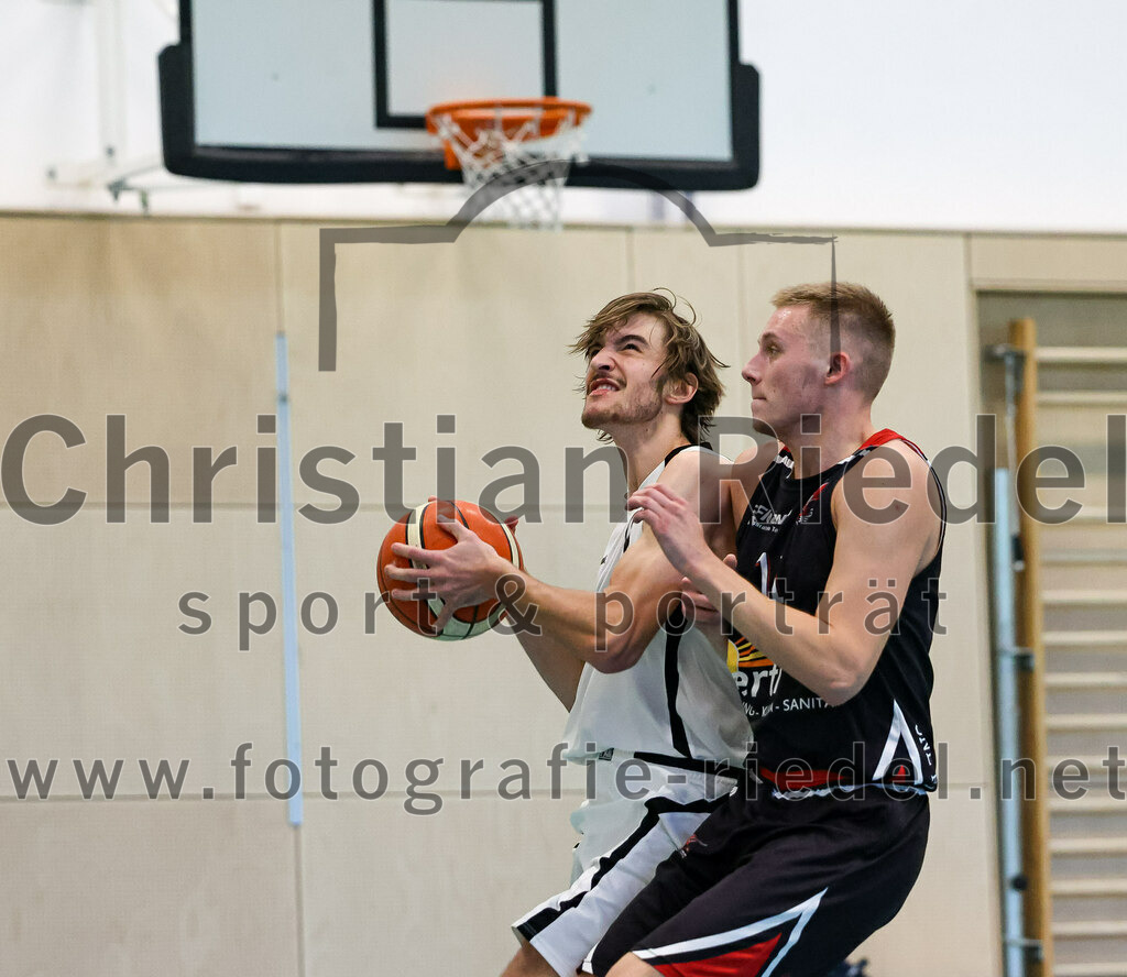 2022-10-16_011_TSV_Vaterstetten_gegen_Baskets_Vilsbiburg_2 | Vaterstetten, Deutschland, 16.10.2022:
Basketball, Bayernliga Herren Südost 2022 / 2023, 1. Spieltag, TSV Vaterstetten gegen Baskets Vilsbiburg 2, Endergebnis: 83:64

Finn Liebig (TSV Vaterstetten, #10), A. Bugajeu (Baskets Vilsbiburg, #11)

Foto: Christian Riedel / fotografie-riedel.net