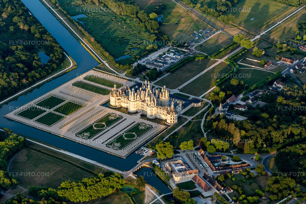 Aerial view: Chateau de Chambord with castle park and canal Cosson in Chambord in the state Loir et Cher, France. – Photo: IMG_101054.jpg taken on 06/23/2017 by Werner Riehm/FLY-FOTO.com – Resolution of the original: 5472 x 3648 px