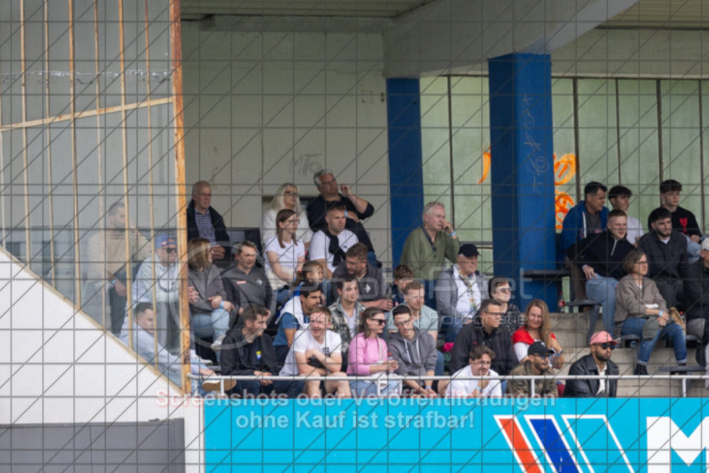 20250529_164221_0071 | #,  VfL Kirchheim (blau) vs. 1.FC Eislingen (weiß), Fußball, Bezirkspokal Finale - Bezirk Neckar/Fils, 2024/2025, Rasenplatz VfL Stadion Kirchheim, Jesinger Straße 105, 73230 Kirchheim, 29.05.2025 - 16:30 Uhr,Foto: PhotoPeet-Sportfotografie/Peter Harich