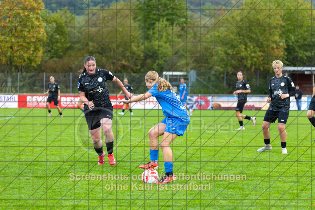 20261010_143929_0191_(c)_by_PhotoPeet | #,1.FC Donzdorf (schwarz) vs. SC Sand (blau), Fußball, EnBW-Oberliga B -Juniorinnen, 05. Spieltag, Saison 2026/2027, Rasenplatz Lautertal Stadion, Süßener Straße 16, 73072 Donzdorf, 10.10.2026 - 14:00 Uhr,Foto: PhotoPeet / Sport- &amp; Eventfotografie / Peter Harich