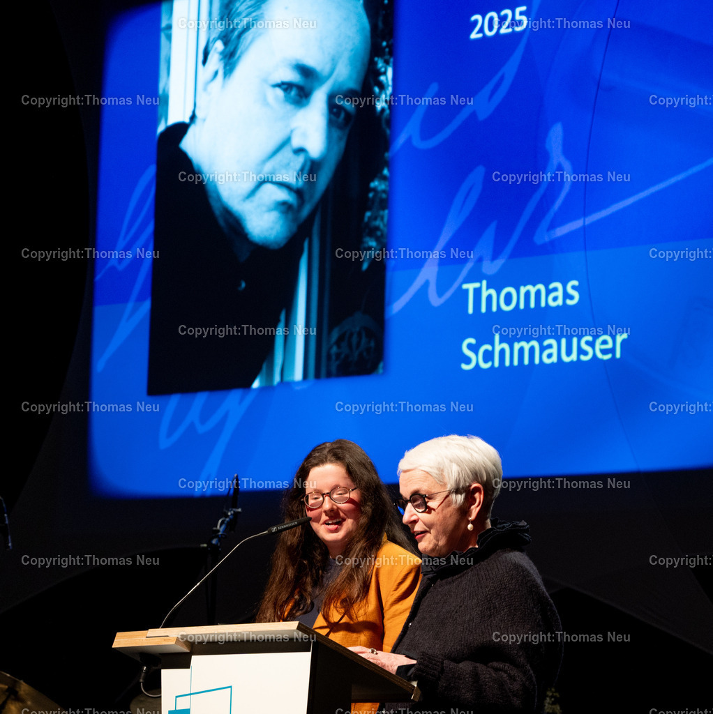 eysoldt-ring-thomas-schmauser-bensheim-fotografie-thomas-neu.jpg-55 | Im Parktheater Bensheim fand am 28. März 2026 die Verleihung des Eysoldt-Rings 2025 statt – eine der bedeutendsten Auszeichnungen für Schauspielkunst im deutschsprachigen Raum. Der Preis ging an Thomas Schmauser, der für seine herausragende darstellerische Leistung geehrt wurde.Im Rahmen der Veranstaltung wurde außerdem der Kurt-Hübner-Regiepreis an Fritzi Wartenberg verliehen, die für ihre besondere künstlerische Handschrift und Regiearbeit ausgezeichnet wurde., Für Thomas Schmauser hielten die Laudatio Schauspielkollegin johanna Kappauf und die Intendantin der  Müncher Kammerspiele Barbara Mundel, Bild: Thomas Neu