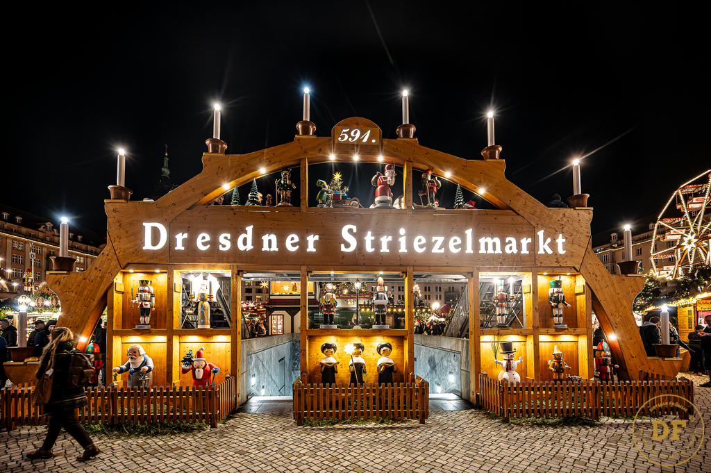 Striezelmarkt Dresden 12 | Geschenke, Wandbilder und Accessoires mit Motiven aus Dresden und anderen schönen Orten zur Verschönerung Deines zu Hauses und zum verschenken gewünscht? Wähle Deine Lieblingsbild auf dem Produkt Deiner Wahl. 