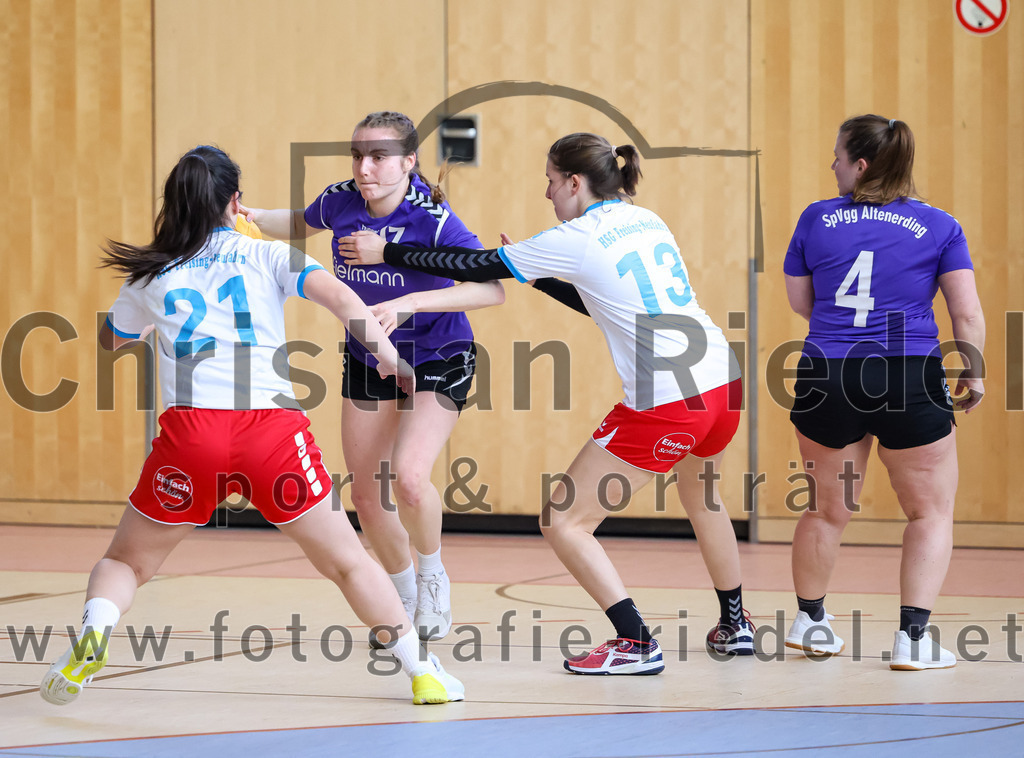 2023-03-18_060_SpVgg_Altenerding_II_gegen_HSG_Freising-Neufahrn_II | Erding, Deutschland, 18.03.2023:
Handball, Bezirksliga Frauen Altbayern 2022 / 2023, 14. Spieltag, SpVgg Altenerding II gegen HSG Freising-Neufahrn II, Endergebnis: 25:27

Leonie Kehlenbeck (HSG Freising-Neufahrn, #21), Thea-Sophie Steinbrecher (SpVgg Altenerding, #17), Nina Wiedemann (HSG Freising-Neufahrn, #13), Miriam Deuschle (SpVgg Altenerding, #4)

Foto: Christian Riedel / fotografie-riedel.net