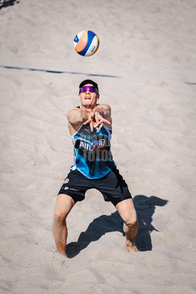 Beachvolleyball | Männer  | Allianz German Beach Tour 2024 | Tourstop Kühlungsborn | 10.08.2024 | Robin Sowa spielt den Ball