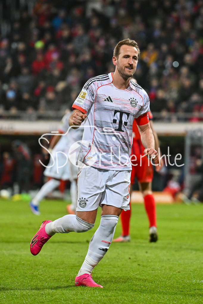 1. FC Heidenheim - FC Bayern München | HEIDENHEIM, GERMANY - 21. DECEMBER: Jubel der Bayern nach dem Treffer zum 0-4 durch Harry KANE (FC Bayern Munich 9)  Tor / Torschuetze / Freude / Happy während dem Bundesligamatch zwischen dem 1. FC Heidenheim und dem FC Bayern München am 15. Spieltag in der Voith-Arena / DFL REGULATIONS PROHIBIT ANY USE OF PHOTOGRAPHS AS IMAGE SEQUENCES AND/OR QUASI-VIDEO