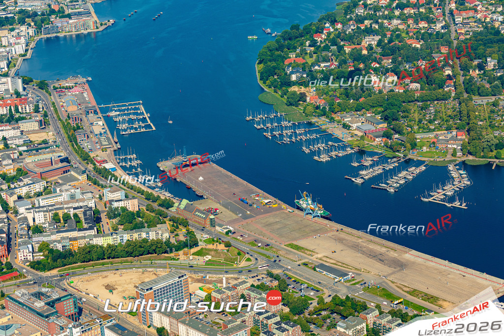 Luftaufnahme  Rostock - Die Luftaufnahme wurde 2025 vom UL-Flugzeug heraus erstellt ( ohne Drohne ) - Hochauflösende Luftaufnahme - für professionelle Ausdrucke geeignet. Die Geschenkidee !Mit Lizenz und Bildrechte bestellbar