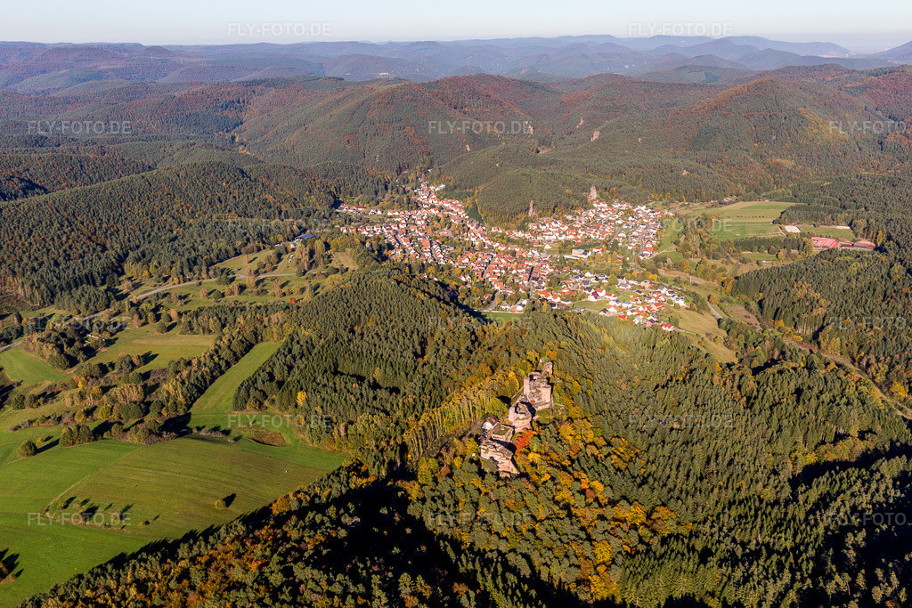 Luftbild: Ortsansicht in Dahn im Bundesland Rheinland-Pfalz in Deutschland. Foto: IMG_103956.jpg vom 14.10.2017 durch Werner Riehm/FLY-FOTO.de