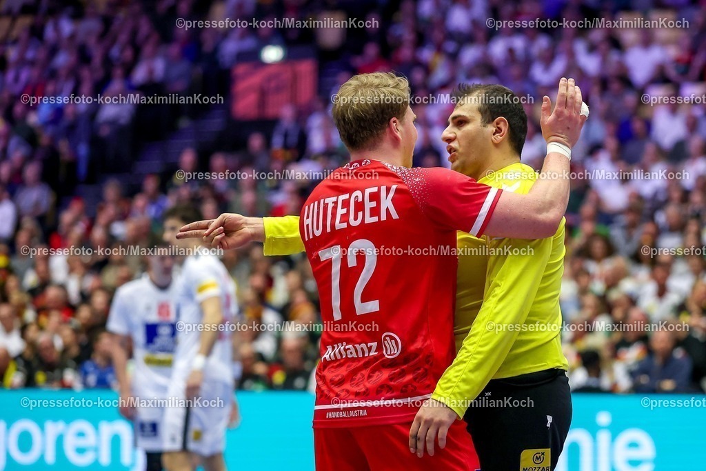 EHF19012601101 | 19.01.2026, Handball, Men's EHF EURO 2026, Österreich - Serbien, Jyske Bank Boxen in Herning, Dänemark, Preliminary Round:  Lukas Hutecek (Austria #72) neben  Dejan Milosavljev (Serbien #96) gestikulierend auf dem Spielfeld  