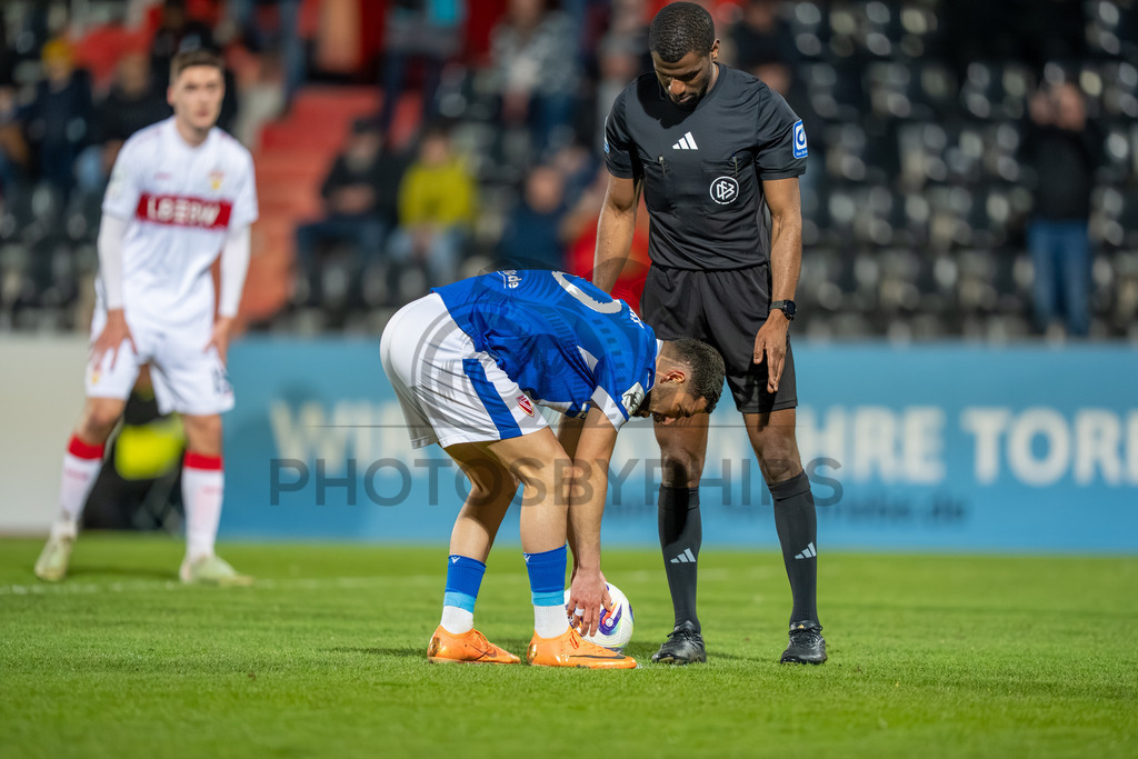 VfB Stuttgart II vs. FC Energie Cottbus, Fussball, 3.Liga, 27. Spieltag, Saison 2025/2026, 03.03.2026 | Tolcay Cigerci (FC Energie Cottbus, #10) am Elfmeterpunkt mit Schiedsrichter Assad Nouhoum,VfB Stuttgart II vs. FC Energie Cottbus, Fussball, 3.Liga, 27. Spieltag, Saison 2025/2026, 03.03.2026Foto: photosbyphips/Philip Ziegler