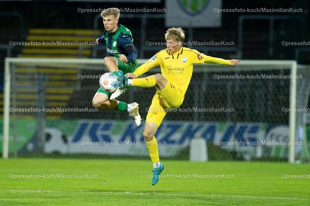 xKWI03102501127 | 03.10.2025, xkwix, Fußball, Regionalliga West, FC Gütersloh - SC Wiedenbrück, Ohlendorf Stadion im Heidewald:  Luis Frieling (FC Gütersloh #21) im Zweikampf gegen Marlon Lakämper (SC Wiedenbrück #7) 