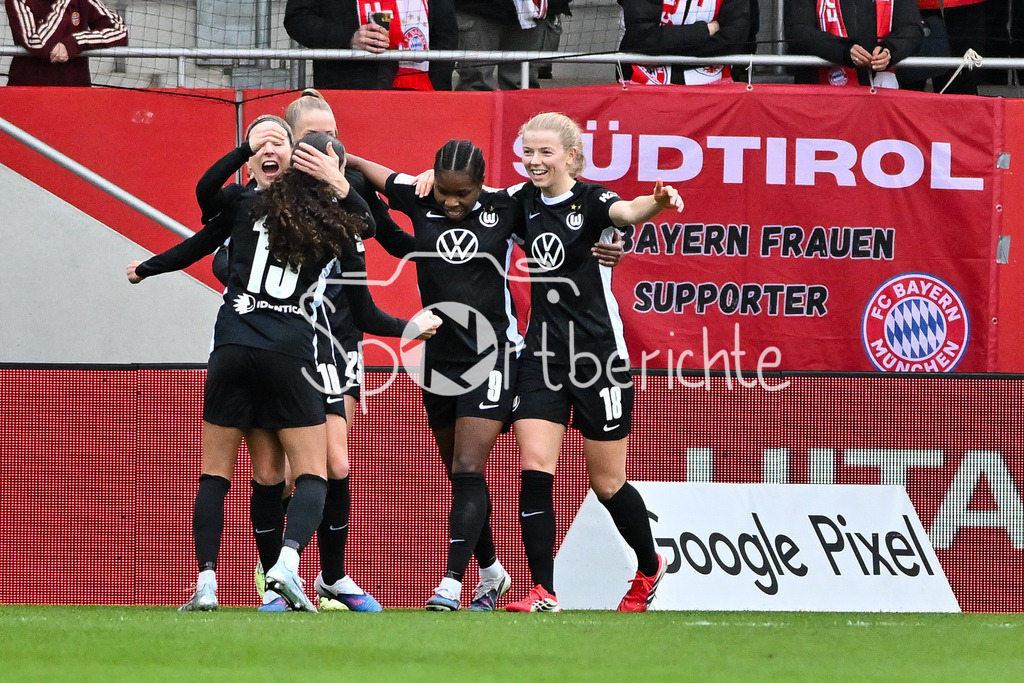 FC Bayern München - VfL Wolfsburg | MUNICH, GERMANY - 22. FEBRUARY: Jubel der Wolfsburgerinnen nach dem Treffer zum 0-1 durch Kessya BUSSY (VfL Wolfsburg Frauen 19) / Tor / Torschuetze / Freude / Happy während dem Spiel zwischen den Frauen des FC Bayern München und den Frauen des VfL Wolfsburg am 19. Spieltag der Google Pixel Frauen-Bundesliga am FC Bayern Campus