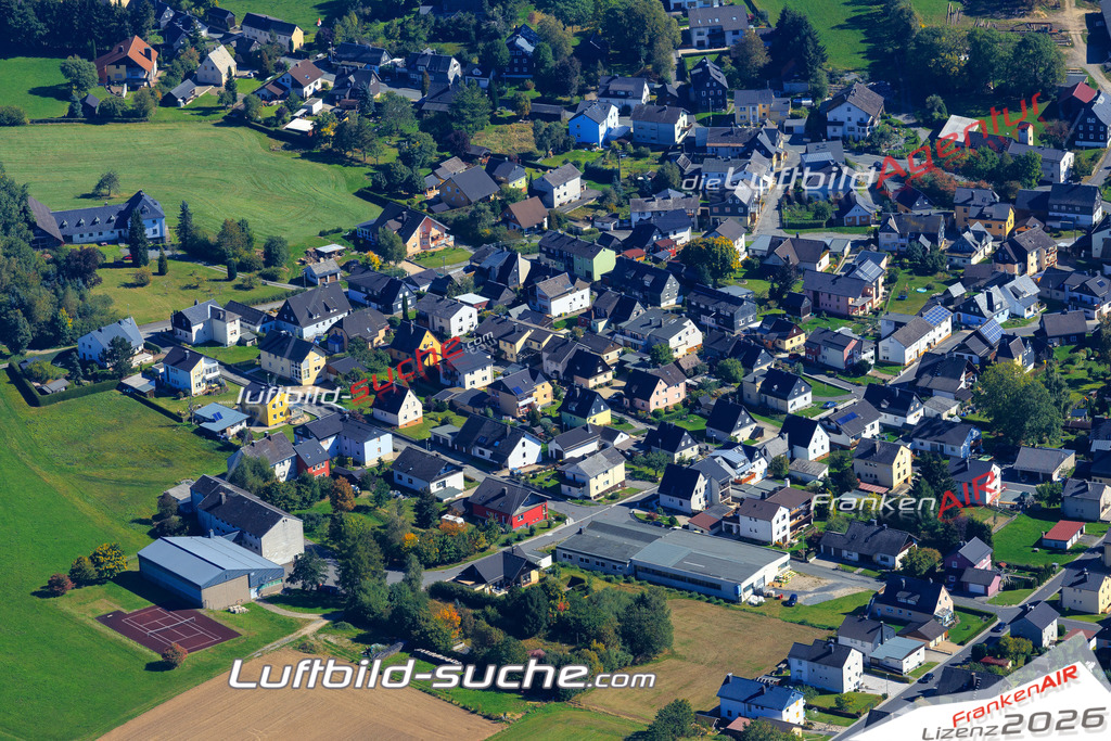 Die Luftaufnahme der Stadt Teuschnitz wurde vom UL-Flugzeug heraus erstellt ( keine Drohne )- hohe Auflösung für beste Qualität