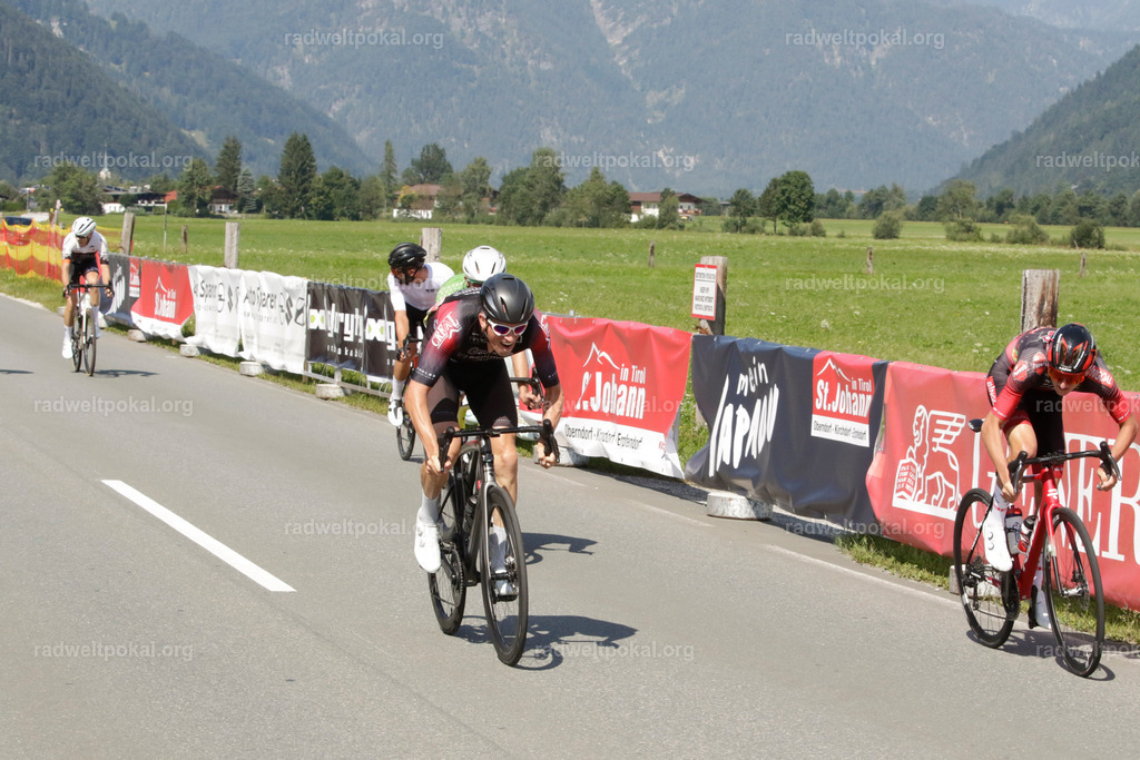 1156_20230817_Bewerb_Maenner_Muehlanger | AUT - OESTERREICH, 2023-08-16: SPORT RENNRAD-FAHREN - 55. INTERNATIONALER RADWELTPOKAL IN ST. JOHANN IN TIROL  - Vintage-Radrennen mit WM-Bronze-Medaillen-Siegerin Christina Schweinberger, den Teilnehmer und Alexander Baumann (vom Orginastions-Team) - TAG 2 BEWERB MAENNER IN SECHS GRUPPEN  ; Foto: Roland Muehlanger
