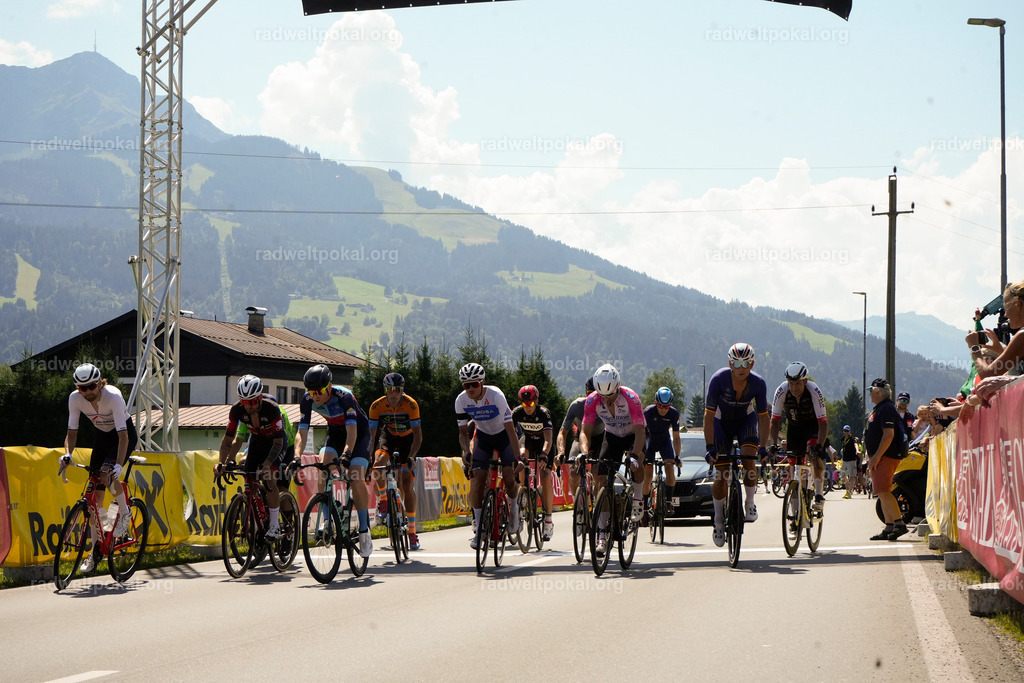 205_20230817_Bewerb_Maenner_Muehlanger | AUT - OESTERREICH, 2023-08-16: SPORT RENNRAD-FAHREN - 55. INTERNATIONALER RADWELTPOKAL IN ST. JOHANN IN TIROL  - Vintage-Radrennen mit WM-Bronze-Medaillen-Siegerin Christina Schweinberger, den Teilnehmer und Alexander Baumann (vom Orginastions-Team) - TAG 2 BEWERB MAENNER IN SECHS GRUPPEN  ; Foto: Roland Muehlanger