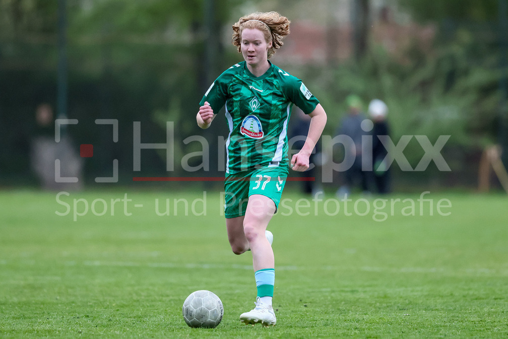 Fussball, Testspiel Frauen, ATS Buntentor - SV Werder Bremen | v.li.: Lena Dahms (SV Werder Bremen, 37) am Ball, Freisteller, Einzelbild, Ganzkörper, Aktion, Action, Spielszene