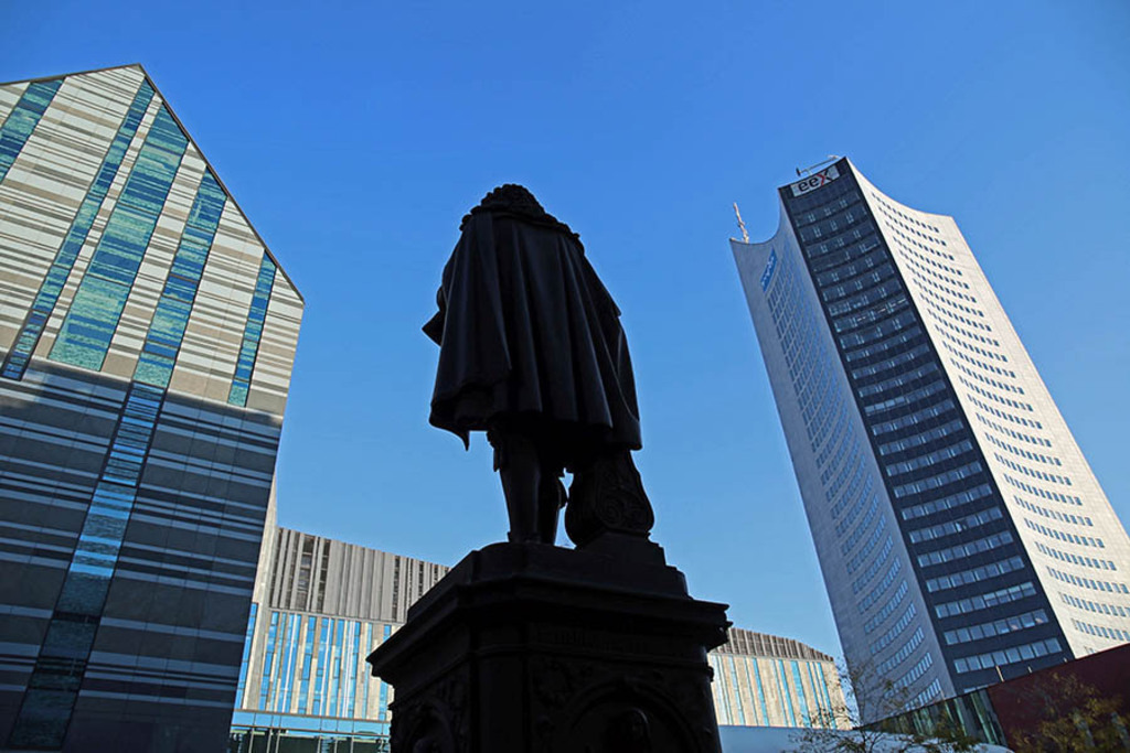 Foto: Leipzig - Leibniz Denkmal - Blick zum City Hochhaus | Das Team hinter BILDLEXIKON LEIPZIG bündelt historische wie aktuelle Informationen über die Stadt Leipzig in Text und Bild auf einer Plattform und stellt diese der interessierten Öffentlichkeit zur Verfügung.