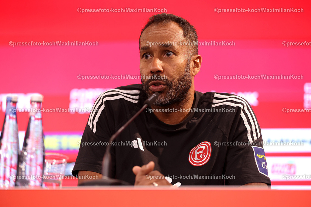 Due09112401091 | 09.11.2024, Fußball, Fortuna Düsseldorf - SC Paderborn 07, 2. Bundesliga, Merkur Spiel-Arena, Saison 2024 2025: Pressekonferenz mit den Trainern nach dem Spiel. Cheftrainer Daniel Thioune (Trainer Fortuna Düsseldorf) DFB regulations prohibit any use of photographs as image sequences and or quasi-video.