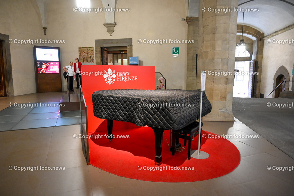 Italien_ Toscana_ Florenz_ 30.05.2024-389 | 30.05.2024, Italien, ITA, Toskana, Florenz im Bild Stadtansichten, Gebäude, Architektur, Touristen, Historisch, Souvenir, Altstadt, Museum, Statuen, Skulpturen, Piazza della Signoria, Statue David, Palazzo Vecchio, Neptunbrunnen, Piazza della Repubblica, Ponte Vecchio, Brücke, Uffizien, Kathedrale Santa Maria del Fiore, Arno, Fluß


Florenz, Firenze, ist eine italienische Großstadt. Nach Einwohnern ist sie die achtgrößte Stadt Italiens. Florenz ist die Hauptstadt sowie größte Stadt der Region Toskana und der Metropolitanstadt Florenz, in der etwa eine Million Menschen leben. Florenz ist für seine Geschichte berühmt. Leonardo da Vinci verbrachte große Teile seiner Jugend in Florenz, Michelangelo fand Unterschlupf in der Kirche der Medici, Galileo Galilei wohnte als Hofmathematiker in den Palästen der Medici. Von 1865 bis 1871 war die Stadt die Hauptstadt des neu gegründeten Königreichs Italien. Das historische Zentrum von Florenz zieht Jahr für Jahr Millionen von Touristen an. Die historische Innenstadt wurde von der UNESCO im Jahre 1982 zum Weltkulturerbe erklärt. 
Quelle: Wikipedia
