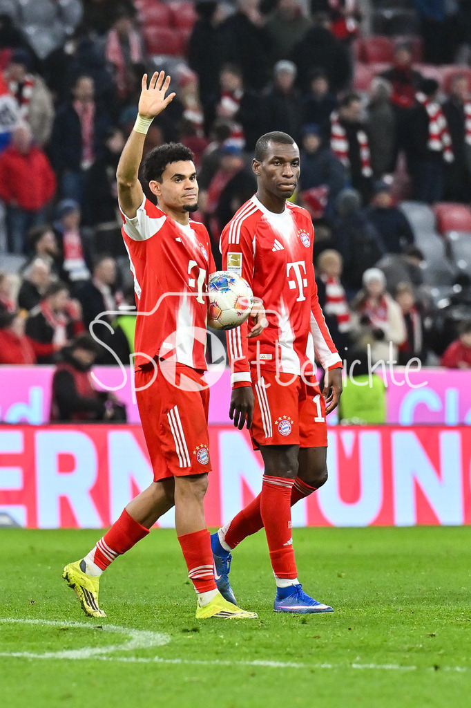 FC Bayern München - TSG 1899 Hoffenheim | MUNICH, GERMANY - 08. FEBRUARY: im Bild Luis DIAZ (FC Bayern Munich 14) - der den Spielball unter dem Arm hat und Nicolas JACKSON (FC Bayern Munich 11) während dem Bundesligamatch zwischen dem FC Bayern München und der TSG 1899 Hoffenheim am 21. Spieltag in der Allianz Arena / DFL REGULATIONS PROHIBIT ANY USE OF PHOTOGRAPHS AS IMAGE SEQUENCES AND/OR QUASI-VIDEO