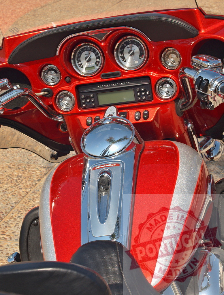 Harley-Davidson motorcycle dashboard and fuel tank | Red paint and chrome details on a classic touring motorcycle - Realisiert mit Pictrs.com