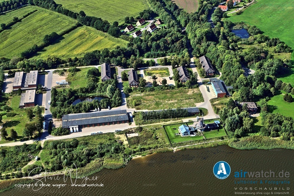 Luftbild Schleswig, Auf der Freiheit, Kaserne Auf der Freiheit, Muehle Nicola | Die Zahl der Windmühlen stieg erheblich, nachdem 1869 die Gewerbefreiheit eingeführt wurde und private Mühlenbau möglich wurde. Um 1890 gab es in Schleswig-Holstein etwa 1200 Windmühlen.