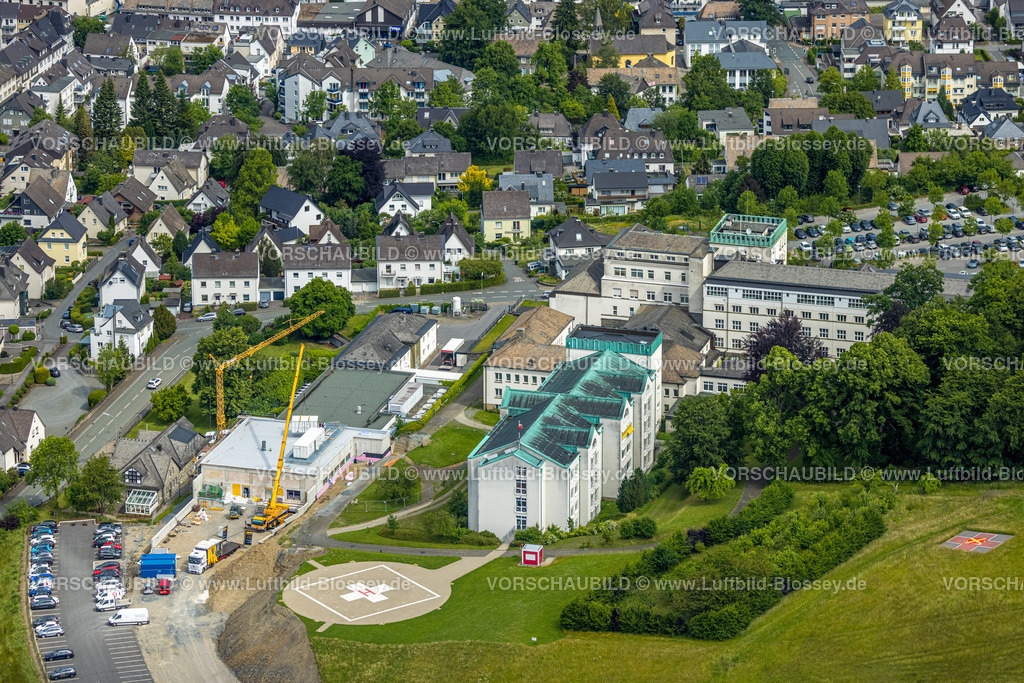 Meschede220600976 | Luftbild, St. Walburga-Krankenhaus Meschede und Baustelle mit Neubau, Meschede-Stadt, Meschede, Sauerland, Nordrhein-Westfalen, Deutschland