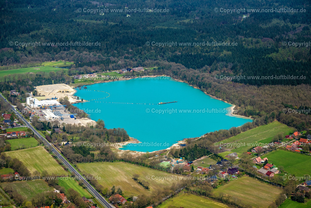 Aurich_Tannenhausen_Kiesgrube_ELS_8507170423 | AURICH 17.04.2023 Abraum- Flächen des Baggersee und Kies- Tagebau in Aurich Tannenhausen im Bundesland Niedersachsen, Deutschland. // Overburden areas of the quarry lake and gravel opencast mine in Aurich Tannenhausen in the state Lower Saxony, Germany. Foto: Martin Elsen