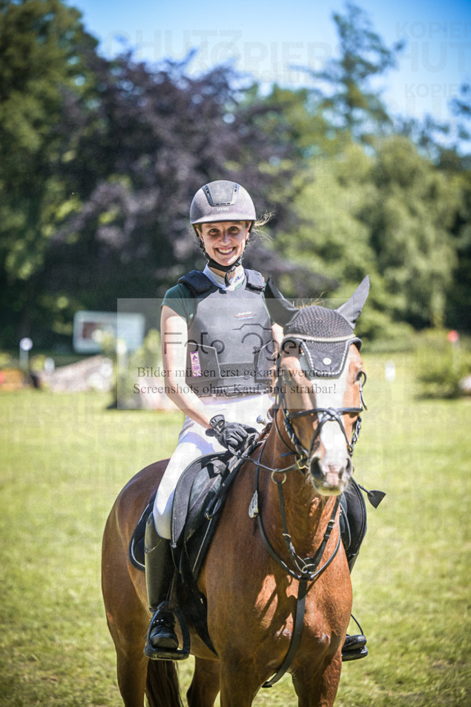 DOS_7677 | Entdecke hochwertige Reitturnierfotos von Foto Oger. Professionell, emotional und authentisch – jetzt Lieblingsmomente im Shop bestellen.Deutschlandweite Turnierfotografie. - Realisiert mit Pictrs.com