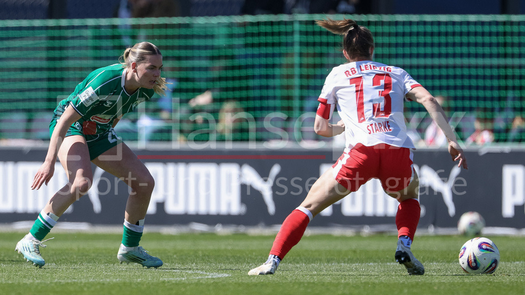 Fussball, Google Pixel Frauen-Bundesliga, RB Leipzig - SV Werder Bremen | v.li.: Juliane Wirtz (SV Werder Bremen, 28) und Sandra Starke (RB Leipzig, 13) im Zweikampf, Duell, Dynamik, Aktion, Action, Spielszene, DIE DFB-RICHTLINIEN UNTERSAGEN JEGLICHE NUTZUNG VON FOTOS ALS SEQUENZBILDER UND/ODER VIDEOÄHNLICHE FOTOSTRECKEN. DFB REGULATIONS PROHIBIT ANY USE OF PHOTOGRAPHS AS IMAGE SEQUENCES AND/OR QUASI-VIDEO.