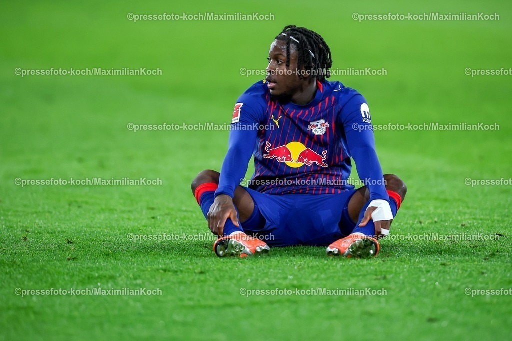 BMG28112501085 | 28.11.2025, Fußball, Borussia Mönchengladbach - RB Leipzig, 1. Fußball Bundesliga, 12.Spieltag, Borussia-Park, Saison 2025 2026: Johan Bakayoko (RB Leipzig #09) sitzt nach dem 0:0 Unentschieden enttäuscht auf dem Spielfeld DFB regulations prohibit any use of photographs as image sequences and or quasi-video.