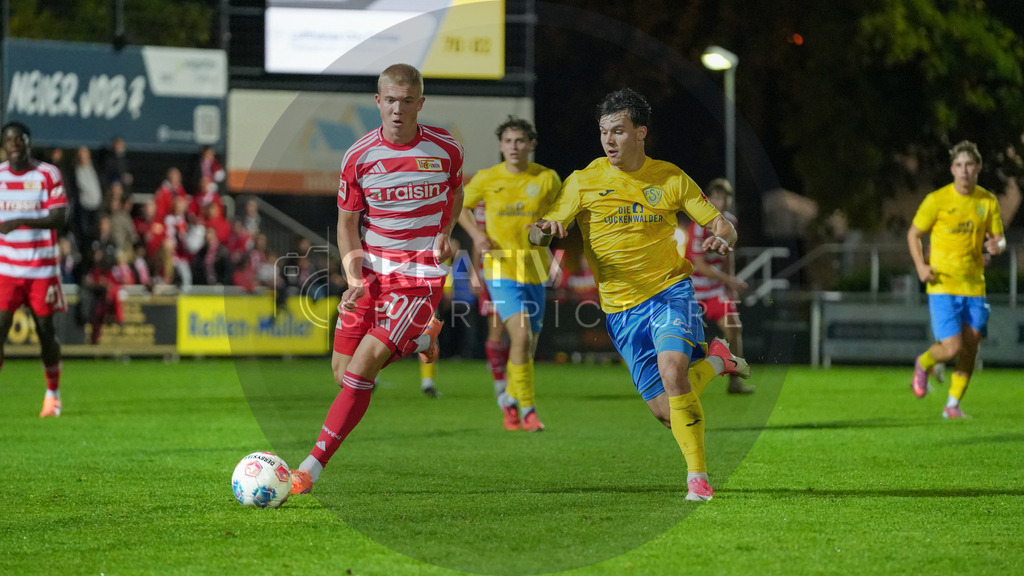 Fußball, Herren, Saison 2025/2026, Testspiel, Freundschaftsspiel, FSV 63 Luckenwalde vs. 1.FC Union Berlin, Mittwoch 08.10.2025, Werner-Seelenbinder-Stadion Luckenwalde, | Fußball, Herren, Saison 2025/2026, Testspiel, Freundschaftsspiel, FSV 63 Luckenwalde vs. 1.FC Union Berlin, Mittwoch 08.10.2025, Werner-Seelenbinder-Stadion Luckenwalde, Im Bild: Dmytro Bogdanov (l. Union) und Matthew Meier (r. Luckenwalde) - Realisiert mit Pictrs.com