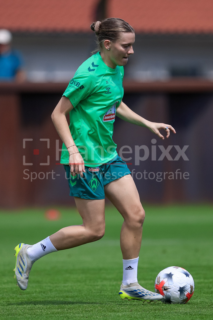 Fussball, Google Pixel Frauen-Bundesliga, Trainingsauftakt SV Werder Bremen | Sarah Ernst (SV Werder Bremen) am Ball, Freisteller, Einzelbild, Ganzkörper, Aktion, Action, Spielszene