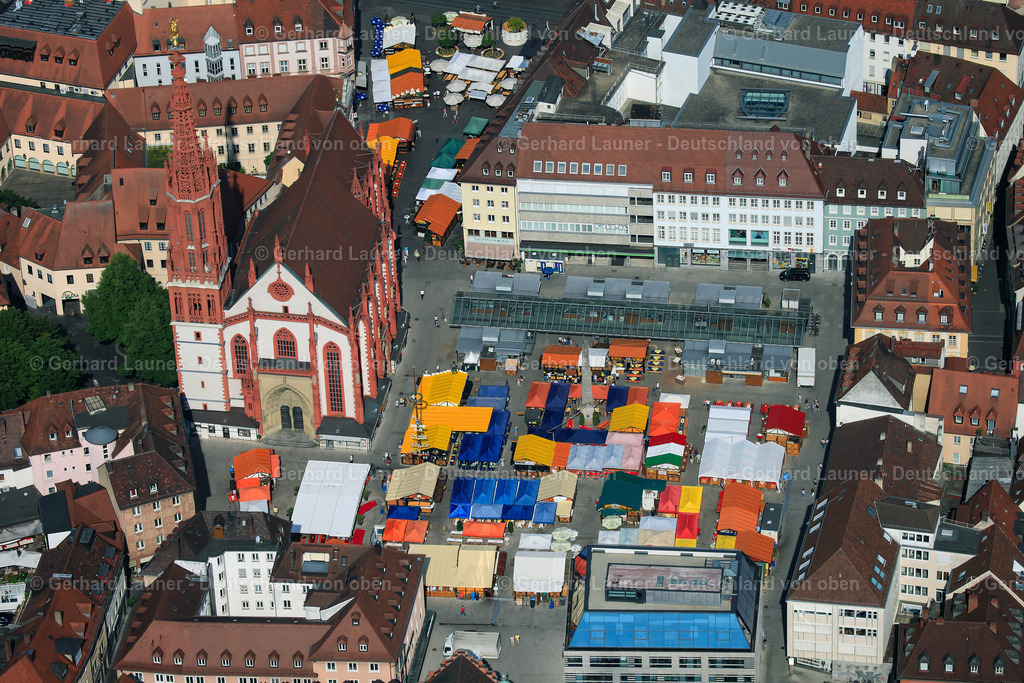 3091736 | Weindorf mit seinen bunten Ständen auf dem Oberen - und Unterem Markt