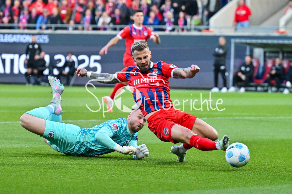 1. FC Heidenheim - SV Elversberg 07 | Im duell Niklas DORSCH (Heidenheim 39) und Nicolas KRISTOF (SV Elversberg 20) / Zweikampf / Relegation Bundesliga: 1. FC Heidenheim - SV Elversberg 07, Voith-Arena am 22.05.2025 / DFL REGULATIONS PROHIBIT ANY USE OF PHOTOGRAPHS AS IMAGE SEQUENCES AND/OR QUASI-VIDEO / BLD / ZDF