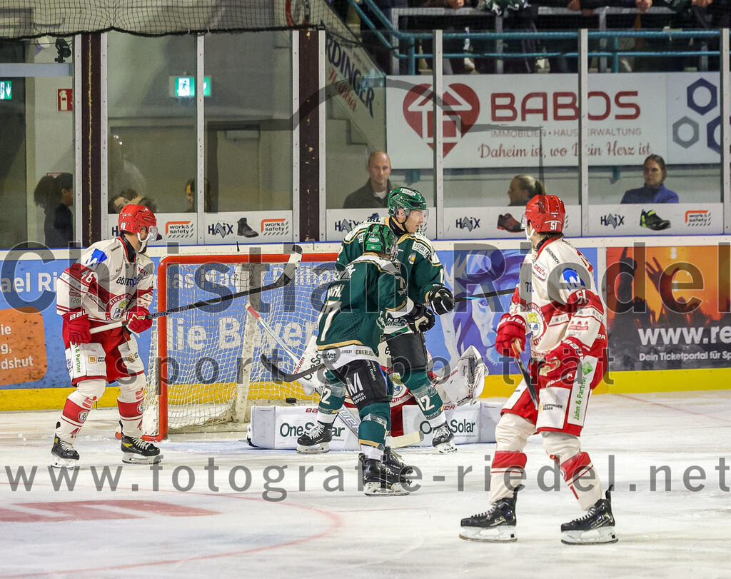 2025-09-12_151_TSV_Erding_gegen_EV_Landshut | Erding, Deutschland, 12.09.2025:Eishockey, Oberliga Süd 2025 / 2026, Testspiel, TSV Erding gegen EV Landshut, Endergebnis: 4:6Wade Bergman (EV Landshut, #48), Philipp Dietl (EV Landshut, #29), Philipp Michl (Erding Gladiators, #77), Thomas Brandl (Erding Gladiators, #12), Jesse Koskenkorva (EV Landshut, #51)Foto: Christian Riedel / fotografie-riedel.net