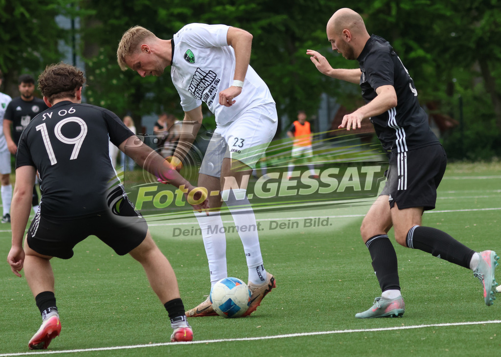 SC Bünde - SV Oetinghausen | Auf dem Bild zu sehen: weiß SC Bünde: Jordan Dusinovic ; schwarz SV Oetinghausen v.l.: Julien Hammer, Julius Weinert SC Bünde, SV Oetinghausen, Saison 25/26, Bezirksliga, Hunnebrock, Deutschland - Realisiert mit Pictrs.com