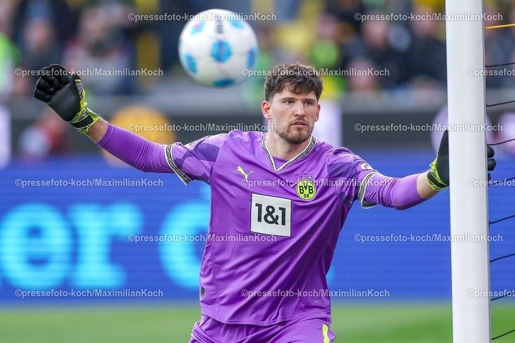 BVB08032501148 | 08.03.2025, Fußball, Borussia Dortmund - FC Augsburg, 1. Fußball Bundesliga, 25. Spieltag, Signal Iduna Park, Saison 2024 2025: Torwart Gregor Kobel (BVB #1)DFB regulations prohibit any use of photographs as image sequences and or quasi-video.