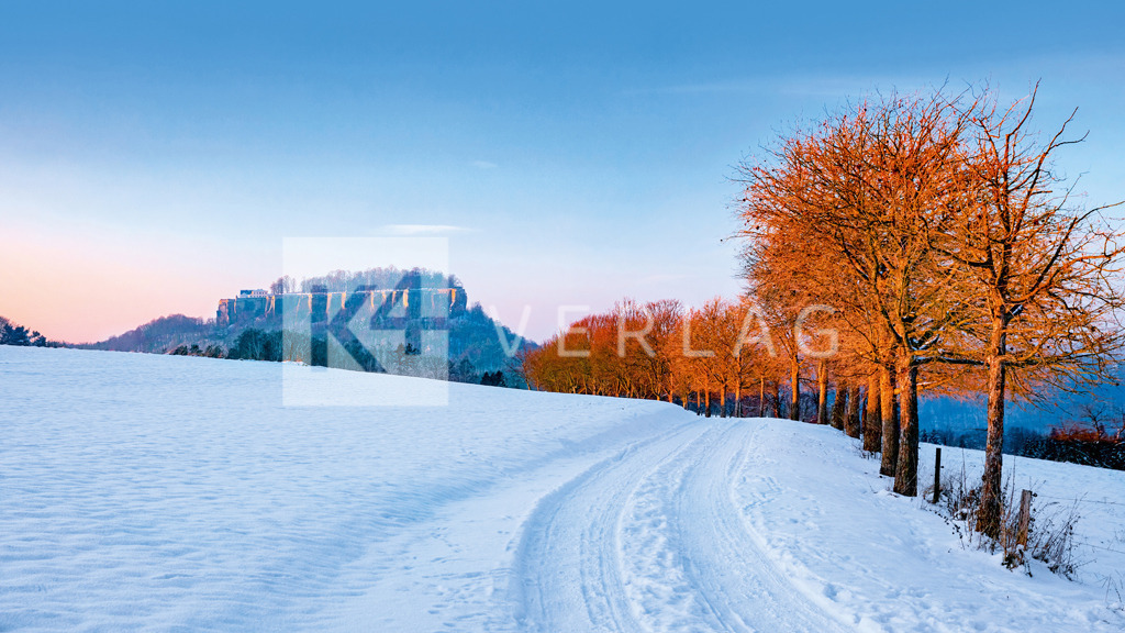 Wandbild-Panorama-Festung-Koenigstein-Winter | Frostiger Blick auf die winterliche Festung Königstein im Sonnenuntergang - Realisiert mit Pictrs.com