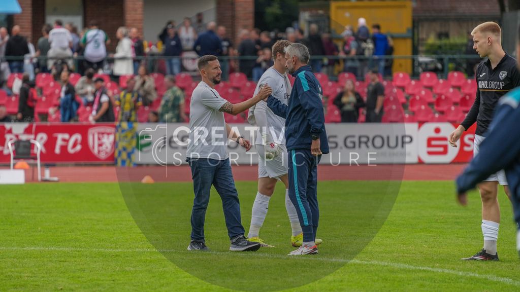 Fußball, Herren, Saison 2025/2026, Regionalliga Nordost, 9. Spieltag, Greifswalder FC vs. FSV 63 Luckenwalde, Sonntag 21.09.2025, Volksstadion Greifswald, | Fußball, Herren, Saison 2025/2026, Regionalliga Nordost, 9. Spieltag, Greifswalder FC vs. FSV 63 Luckenwalde, Sonntag 21.09.2025, Volksstadion Greifswald, Im Bild: Markus Zschiesche (l. Cheftrainer Greifswald) und Stefan Hafermann (r. Torwarttrainer Greifswald)  - Realisiert mit Pictrs.com