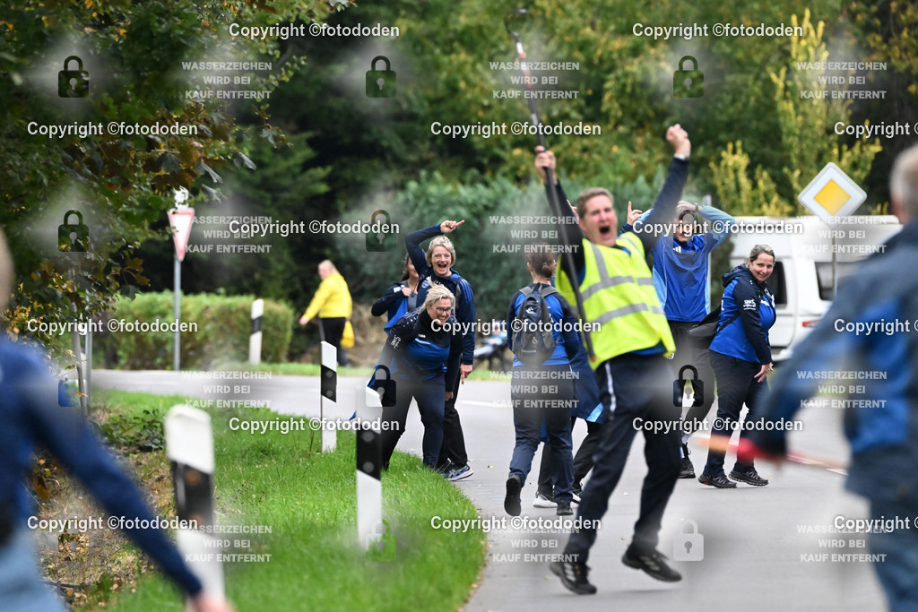 DSC_0586 | Kurze Freude beim Bahnanweiser von Uttel. Hinten wird schon signalisiert das 1m zum Sieg fehlt.