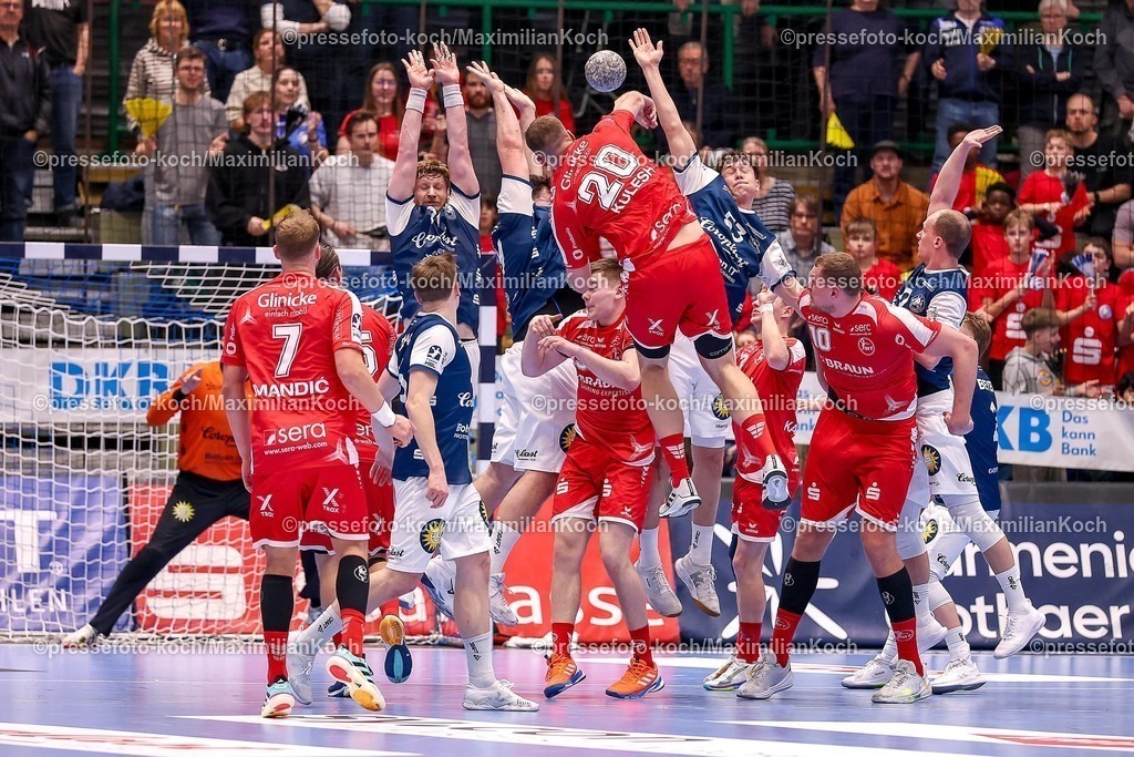 BHC11022601132 | 11.02.2026, Handball, 1.HBL, Bergischer HC - MT Melsungen, 20. Spieltag, Uni-Halle Wuppertal: Uladzislau Kulesh (Melsungen #20) wirft den Ball auf das Tor über die Mauer des BHC