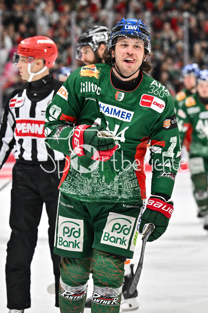 Augsburger Panther - Grizzlys Wolfsburg | AUGSBURG, GERMANY - 15. MARCH: Jubel der Panther nach dem Treffer zum 4-4 durch Riley DAMIANI (Augsburger Panther 19) / Tor / Torschuetze / Freude / Happy während dem Match zwischen den Augsburger Panthern und den Grizzlys Wolfsburg am 52. Spieltag der Penny DEL im Curt Frenzel Stadion