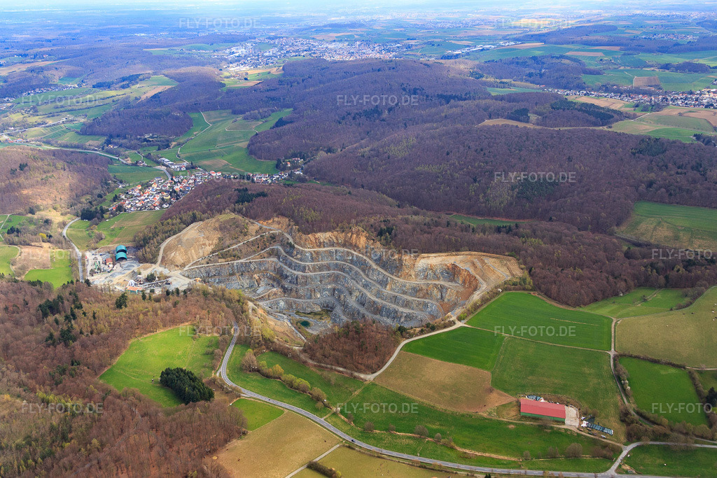 Luftbild: Steinbruch der Hartsteinwerke Thomas GmbH & Co. KG im Ortsteil Nieder-Beerbach in Mühltal im Bundesland Hessen in Deutschland. Foto: IMG_077228.jpg vom 12.04.2015 durch Werner Riehm/FLY-FOTO.deWWW.MHIGRUPPE.DE