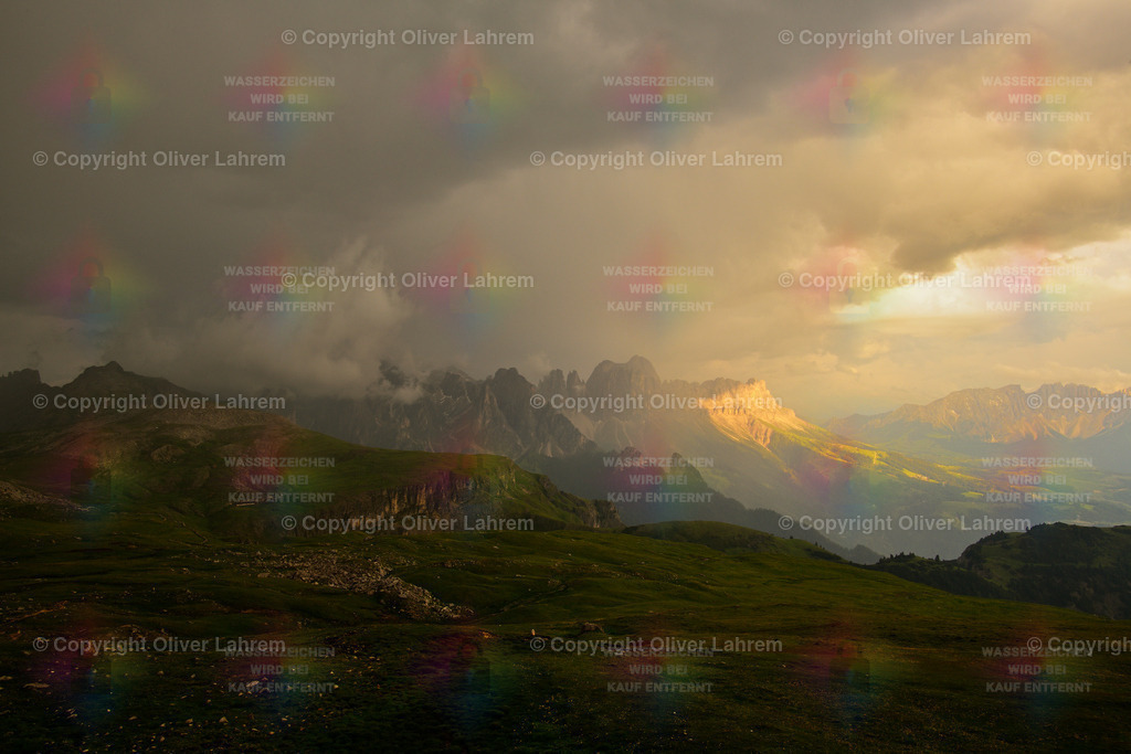 Licht und Donner in den Dolomiten | Während über der Rosengartengruppe in den Südtiroler Dolomiten noch ein Gewitter ist, scheint bereits über der Latemargruppe schon die Sonne