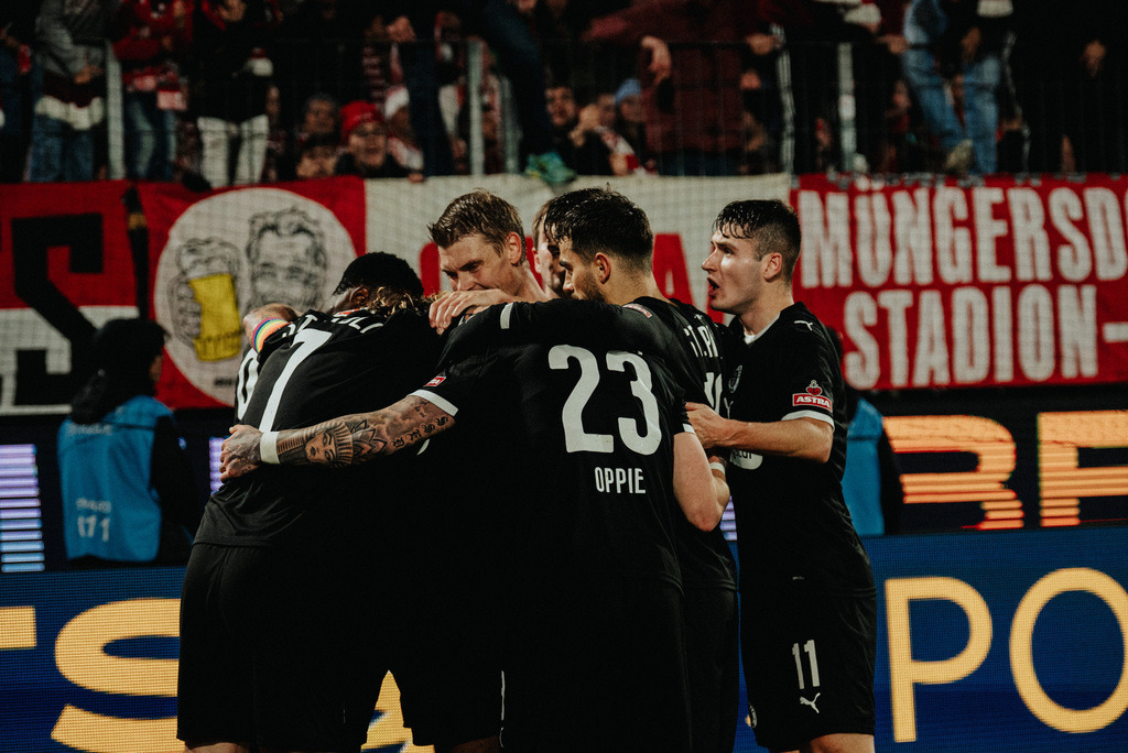 _STP9217 | Der offizielle Shop für FC St. Pauli Fotos. Wähle aus Spielszenen & Fanmomenten dein FCSP Wunschformat. Wir liefern Millerntor-Atmosphäre.