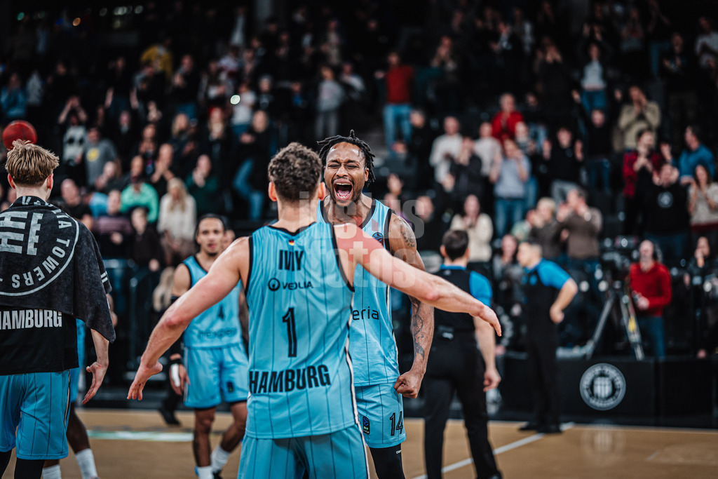 Basketball | Männer | Saison 2024/2025 | BKT EuroCup | Veolia Towers Hamburg vs. 7Bet-Lietkabelis Panevezys | 21.01.2025 | v.l. Brae Ivey (#1, Veolia Towers Hamburg) und Camron Reece (#14, Veolia Towers Hamburg) jubeln nach dem Abpfiff