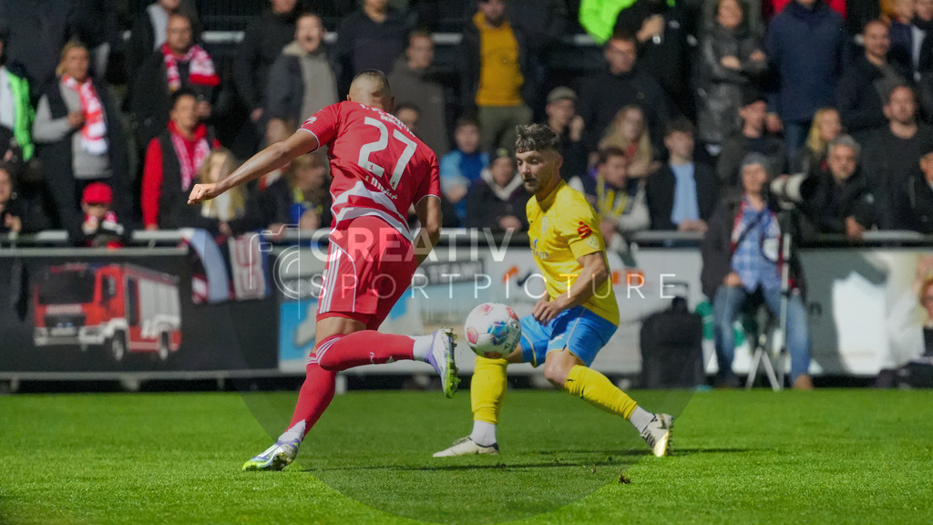 Fußball, Herren, Saison 2025/2026, Testspiel, Freundschaftsspiel, FSV 63 Luckenwalde vs. 1.FC Union Berlin, Mittwoch 08.10.2025, Werner-Seelenbinder-Stadion Luckenwalde, | Fußball, Herren, Saison 2025/2026, Testspiel, Freundschaftsspiel, FSV 63 Luckenwalde vs. 1.FC Union Berlin, Mittwoch 08.10.2025, Werner-Seelenbinder-Stadion Luckenwalde, Im Bild: Marin Ljubicic (l. Union) und Clemens Koplin (r. Luckenwalde) - Realisiert mit Pictrs.com