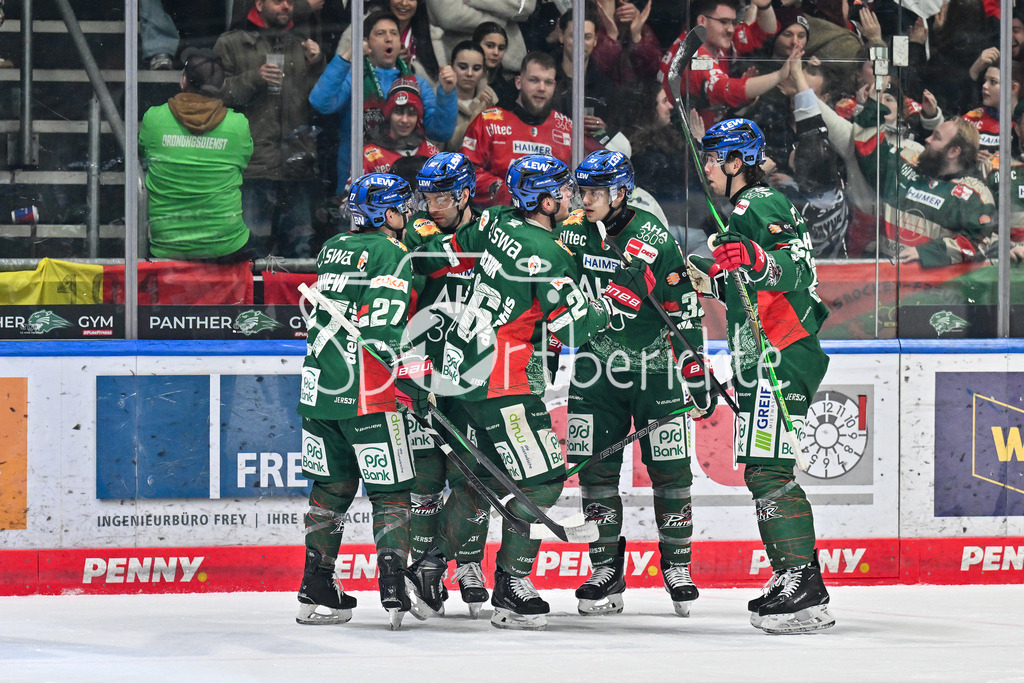 Augsburger Panther - Löwen Frankfurt | AUGSBURG, GERMANY - 16. JANUARY: Jubel der Panther nach dem TReffer zum 2-1 durch Joseph CRAMAROSSA (Augsburger Panther 92) / Tor / Torschuetze / Freude / Happy während dem Match zwischen den Augsburger Panthern und den Löwen Frankfurt am 40. Spieltag der penny DEL im Curt Frenzel Stadion