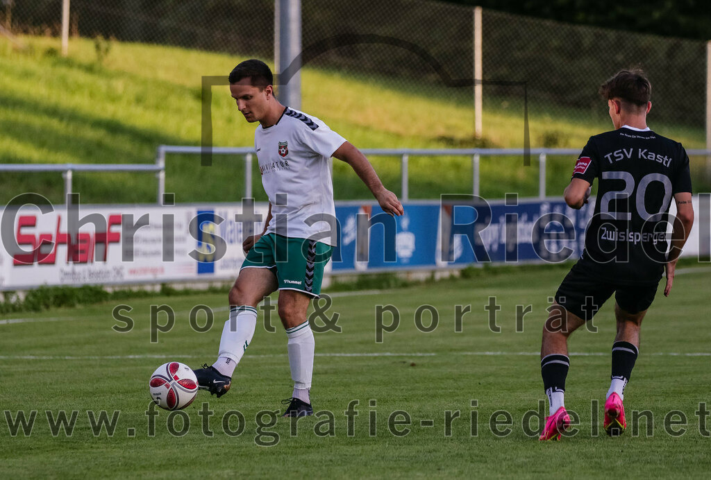 2023-08-18_010_FC_Schwaig_gegen_TSV_Kastl | Oberding, Deutschland, 18.08.2023:
Fußball, Landesliga Südost 2023 / 2024, 7. Spieltag, FC Schwaig gegen TSV Kastl, Endergebnis: 2:2

Vincent Sommer (FC Schwaig, #10), Samuel Zwislsperger (TSV Kastl, #20)

Foto: Christian Riedel / fotografie-riedel.net